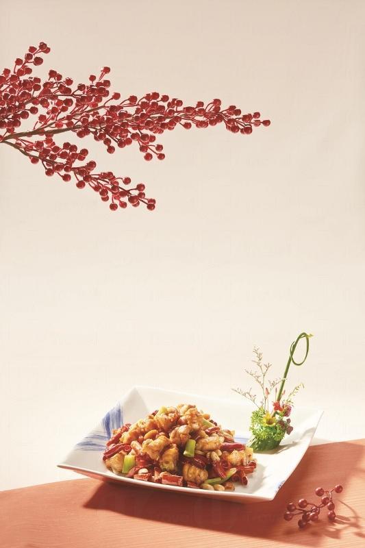 餐廳環境以金、紅色作主調，優雅寬敞，非常舒適。